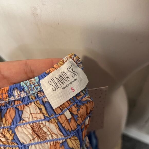 Sienna sky backless Floral blouse - Picture 2 of 5